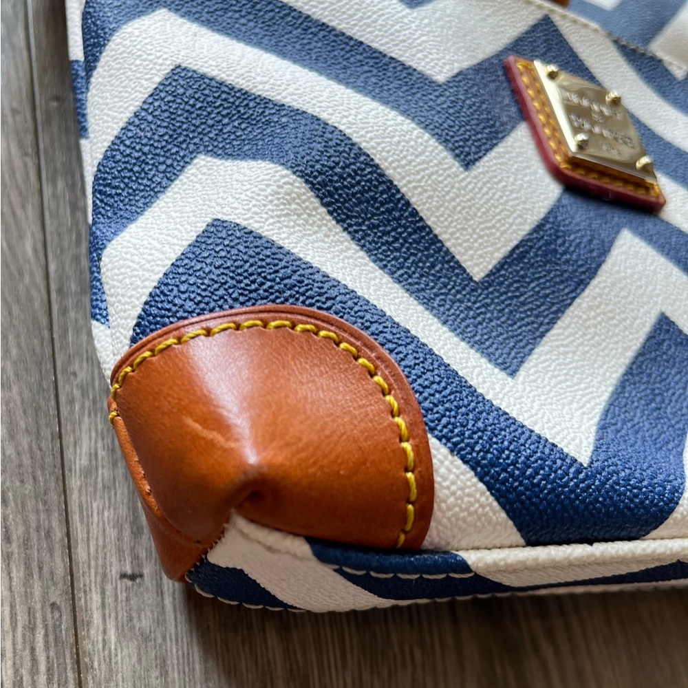 Dooney & Bourke Royal Blue & White Chevron Crossbody Bag Purse Leather - Picture 8 of 10